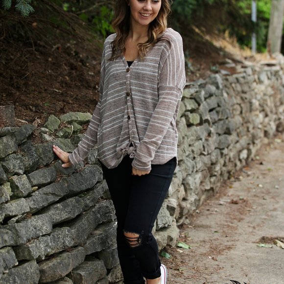 Striped pattern v-neckline long sleeve top - Picture 2 of 5